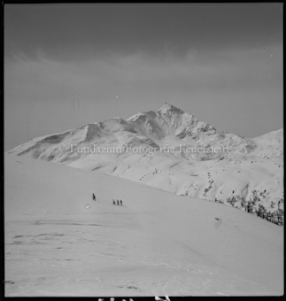Fünf Alpinisten in verschneiter Berglandschaft