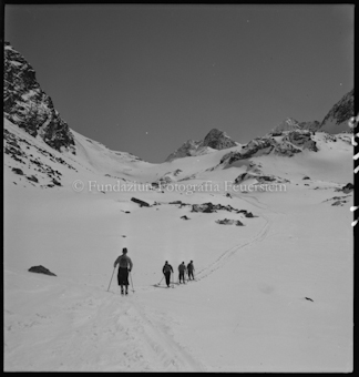 Fünf Alpinisten in verschneiter Berglandschaft