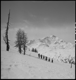 Fünf Alpinisten in verschneiter Berglandschaft