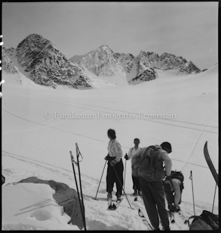 Fünf Alpinisten in verschneiter Berglandschaft