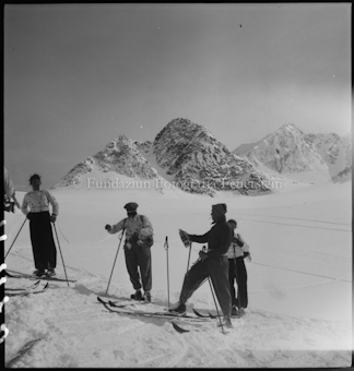 Fünf Alpinisten in verschneiter Berglandschaft