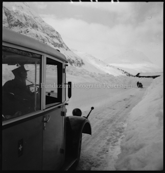 Bus auf verschneiter Strasse