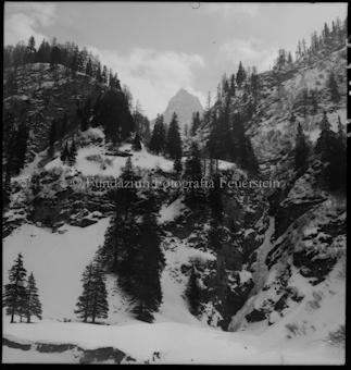 Felsige Winterlandschaft, Bergspitzte im Hintergrund