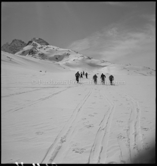 Sieben Alpinisten auf winterlichen Ebene