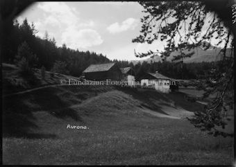 Bauernhäuser in Berglandschaft