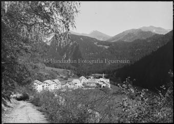 Feldweg und Dorf
