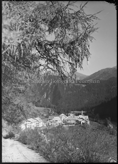 Feldweg und Dorf Hochformat