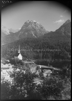 Kirche und Brücke über Fluss, Berg