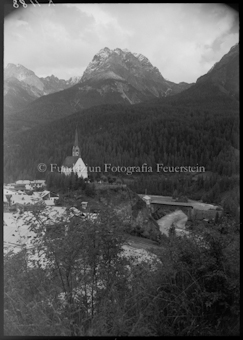 Kirche und Brücke über Fluss, Berg