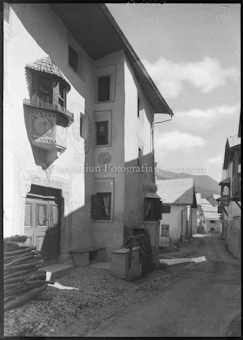 Dorfgasse mit Häuserfassade, Erker