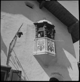 Fassade Wohnhaus mit bemaltem Erker