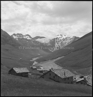 Dorf in Berglandschaft