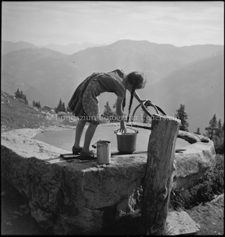 Mädchen am Alpbrunnen