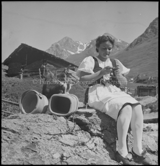 Sennerin bei der Alphütte in Juf