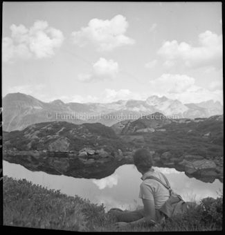 Bergsee mit Reflexen