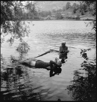 Bergsee mit Badenden
