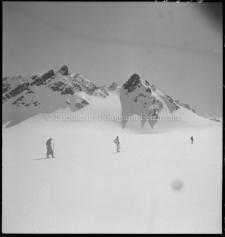Drei Alpinisten in verschneiter Winterlandschaft
