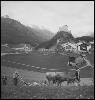 Schloss Tarasp mit Pflugfuhrwerk