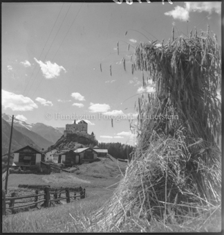 Schloss Tarasp mit Strohpuppe