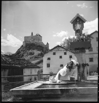 Fräulein am Brunnen in Sparsels mit Schloss Tarasp