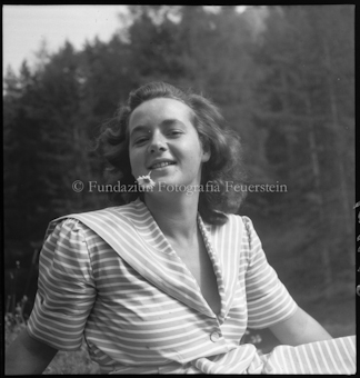 Fräulein Koller mit Margerite im Mund