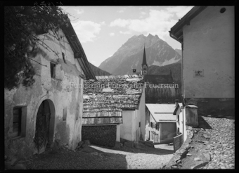 Dorfplatz Haus Vonmoos und Sarott