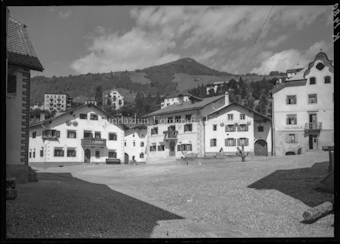 Dorfplatz mit Haus Vonmoos und Gaudenz