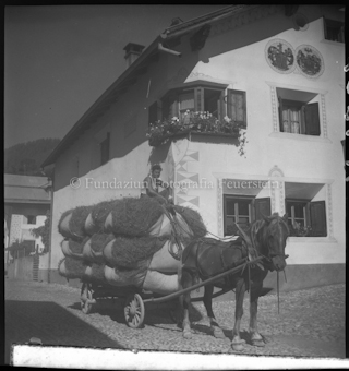 Haus Vonmoos mit Heufuhrwerk