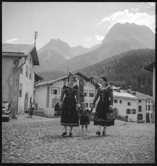 Trachten, Klärli Enderlin und Sabine und Kind Leuthold
