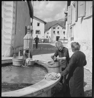 Wäscherinnen am Brunnen