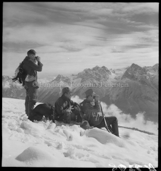 Drei Jäger in verschneiter Berglandschaft