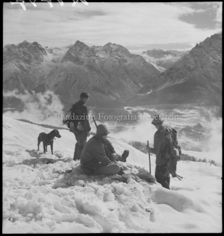 Drei Jäger in verschneiter Berglandschaft
