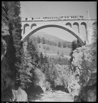 Eisenbahn auf Brücke