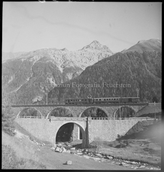 Eisenbahn auf Brücke