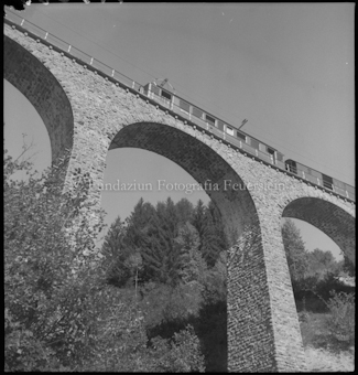 Eisenbahn auf Brücke