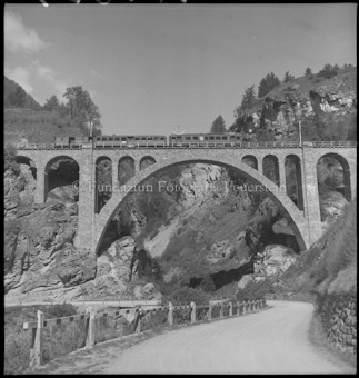 Eisenbahn auf Brücke