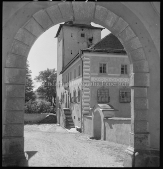 Wohnhaus durch Torbogen