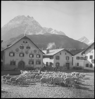 Scuol Dorfplatz mit Schafen