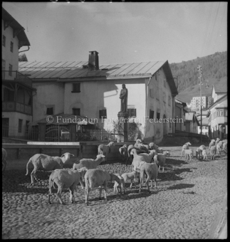 Scuol Dorfplatz mit Schafen bei Haus Wildtal