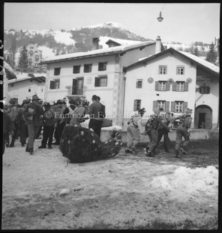 Chalanda Marz (auf dem Dorfplatz)