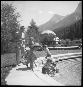 Strandbad mit Kindern von Nora Pinois