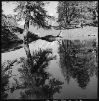 Teich, Frau auf Stein