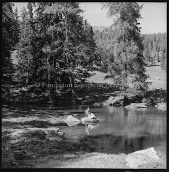 Teich, Frau auf Stein