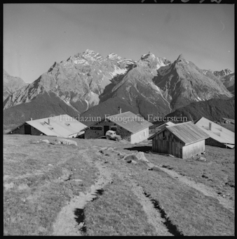 Alphütten vor Bergen