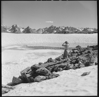 Mädchen an Ufer von Gletschersee