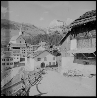 Dorfansicht mit Kirche und Schloss