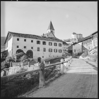 Dorfansicht mit Kirche und Schloss