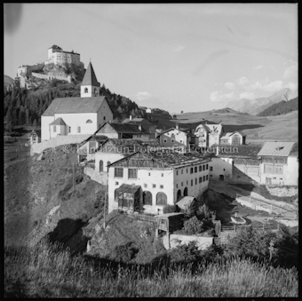 Dorfansicht mit Kirche und Schloss