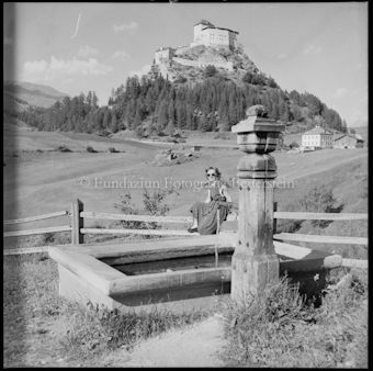 Brunnen mit Frau vor Schloss Tarasp