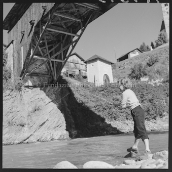 Frau mit Angelrute an Bach